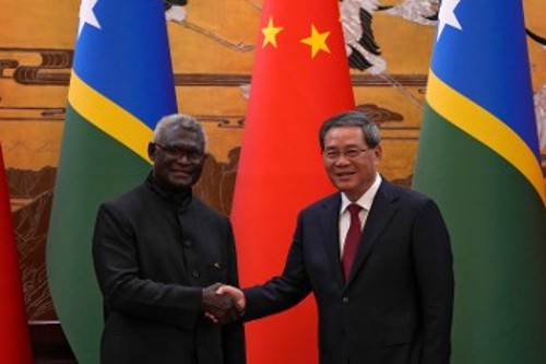 Ο Κινέζος πρωθυπουργός Λι Κιάνγκ με τον ομόλογό του από τις Νήσους Σολομώντα
