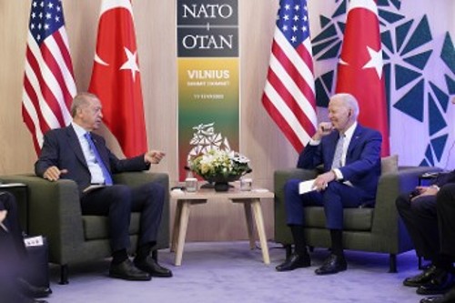 Σε θερμό κλίμα έγινε η συνάντηση των Προέδρων ΗΠΑ - Τουρκίας
