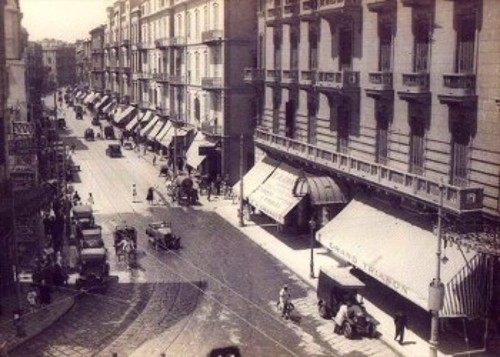 Πάνω από το cafe «Grand Trianon», επί της Ramleh Station Street, όπου συχνάζει ο Αλεξανδρινός ποιητής, βρίσκονταν τα γραφεία της Υπηρεσίας Αρδεύσεων, στα οποία θα εργαστεί περί τα 30 χρόνια