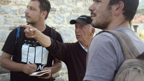 Ο Αρ. Τοψής δείχνει στον Αν. Γκίκα και στον συντάκτη του «Ριζοσπάστη», Δ. Μαβίδη, σημεία των μαχών