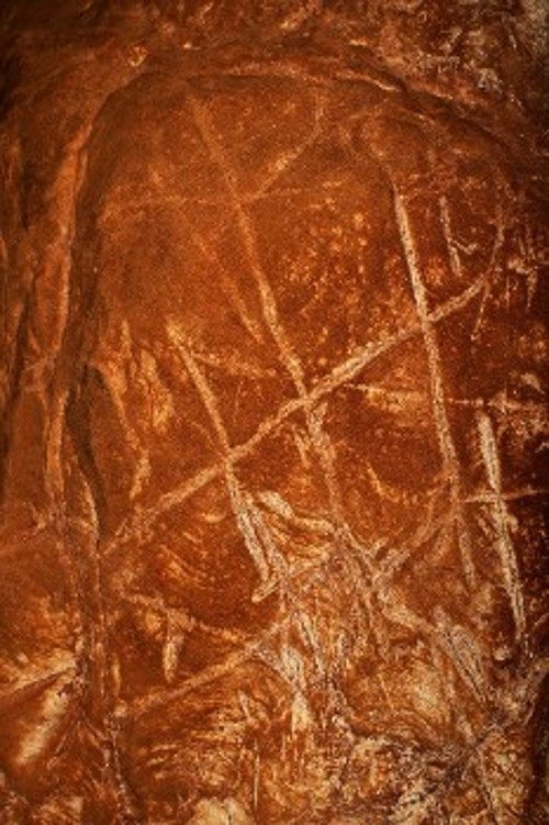 Χαραγμένα σχέδια σε δολομίτη στα τοιχώματα του συμπλέγματος σπηλαίων Ανατέλλον Αστρο, στη Νότια Αφρική