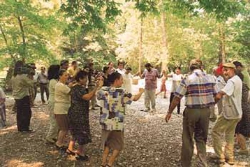 Σε παραμεθόριες περιοχές της Ηπείρου πραγματοποιείται η «2η Διεθνής Συνάντηση Πολυφωνικού Τραγουδιού», που αρχίζει την Τρίτη. Στη φωτογραφία, κυκλικός χορός στη Λαγκάβιτσα
