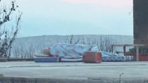 Η «κρατική μέριμνα»: Ηλικιωμένος κοιμάται στην ταράτσα του καμένου σπιτιού του