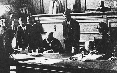Ο Ελ. Βενιζέλος κατά την υπογραφή της Συνθήκης της Λοζάνης