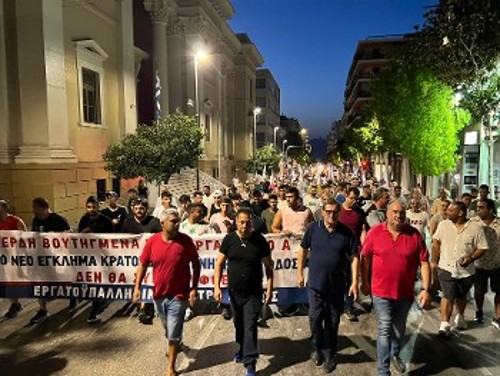 Στην πρώτη γραμμή της πορείας ο πρόεδρος του Εργατικού Κέντρου και ο αγωνιστής δήμαρχος