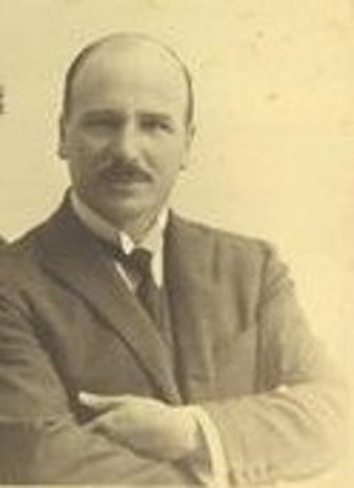 Ο πρώτος λιβελλογράφος του καβαφικού έργου, ο ποιητής και έμπορος Κωνσταντίνος Γ. Κωνσταντινίδης (1880 - 1953), σε νεαρή και ώριμη ηλικία, γνωστός με το ποιητικό ψευδώνυμο Πέτρος Μάγνης, στους κύκλους της ελληνικής διανόησης στην Αίγυπτο