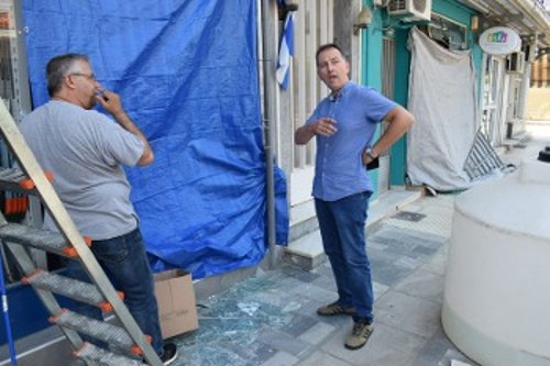 Ο βουλευτής του ΚΚΕ στη Ν. Αγχίαλο με επαγγελματίες που είχαν ζημιές από τις εκρήξεις