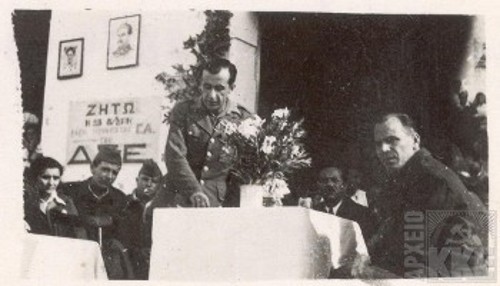 Ο κομμουνιστής δάσκαλος-ιστορικός Γιώργης Ζωίδης στο βήμα, το 1948, κατά τη συγκέντρωση γιατρών και υγειονομικών του Δημοκρατικού Στρατού Ελλάδας (Αρχείο ΚΚΕ)