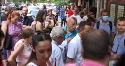 Ουρές έξω από την υπηρεσία