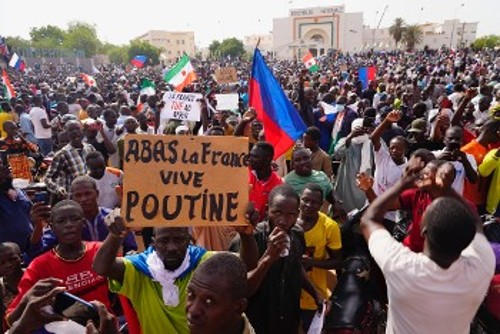 Από διαμαρτυρίες στον Νίγηρα που βάζουν στο στόχαστρο τη Γαλλία, ενώ σηκώνουν ρωσικές σημαίες