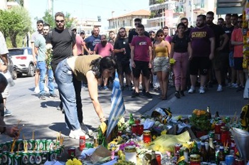 Αντιπροσωπεία του ΚΣ της ΚΝΕ αφήνει λουλούδια στο σημείο που ξεψύχησε ο 29χρονος