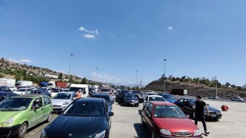 Ουρές χιλιομέτρων για τους άτυχους οδηγούς και τις οικογένειές τους, που βρέθηκαν χθες στην Εθνική Οδό