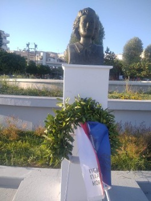 Στην προτομή της ηρωίδας Διαμάντως Κουμπάκη, όπου με ευθύνη της δημοτικής αρχής έχει εξαφανιστεί η επιγραφή στο άγαλμα