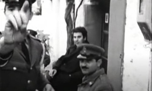 Στιγμιότυπο από πλάνα που τράβηξε στη Ζάτουνα γερμανικό συνεργείο, με τους αστυνομικούς να αντιδρούν στην παρουσία της κάμερας
