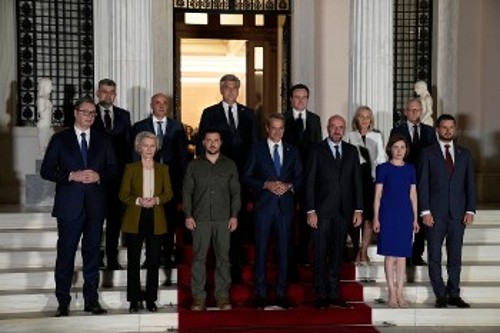 Οι συμμετέχοντες στην προχτεσινή συνάντηση, στην Αθήνα