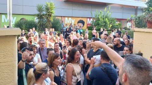 Εικόνες ντροπής στον δήμο Νίκαιας - Αγ. Ι. Ρέντη, με γονείς να ξεροσταλιάζουν μπας και βρουν θέση για τα παιδιά τους