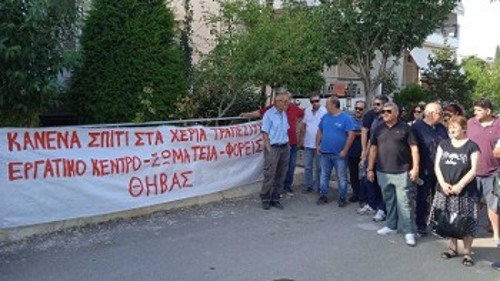 Εξω από το σπίτι της οικογένειας στη Θήβα παραμένουν αντιπροσωπείες σωματείων, για να αποτραπεί η έξωση