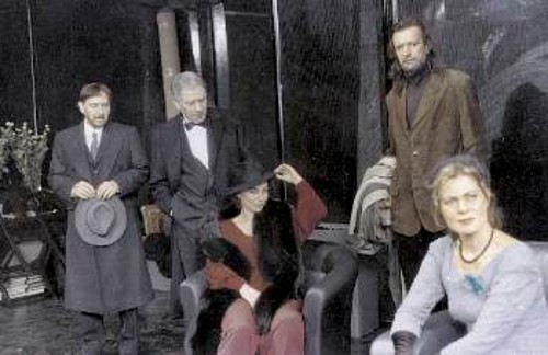 Σκηνή από την «Εντα Γκάμπλερ», στο θέατρο «Κάππα»