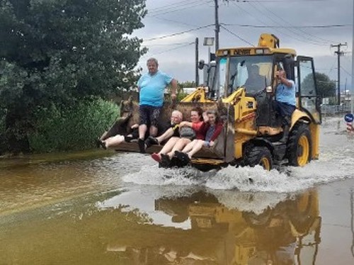 Εικόνες ντροπής εν έτει 2023: Ηλικιωμένοι μεταφέρονται πάνω στις δαγκάνες μηχανήματος για να σώσουν τη ζωή τους...