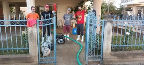 Στη Λάρισα μέλη του ΚΚΕ βοηθούν στο καθάρισμα των σπιτιών