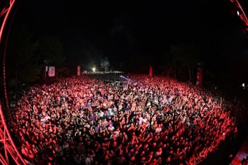 Χιλιάδες κόσμου στη συναυλία με τον Βασίλη Παπακωνσταντίνου στην Κεντρική Σκηνή