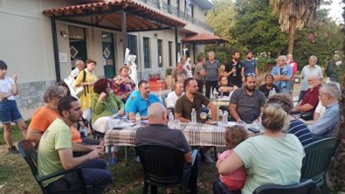 Σύσκεψη πλημμυροπαθών στα Μεγάλα Καλύβια, με τη συμμετοχή του Κ. Παπαδάκη, ευρωβουλευτή του ΚΚΕ
