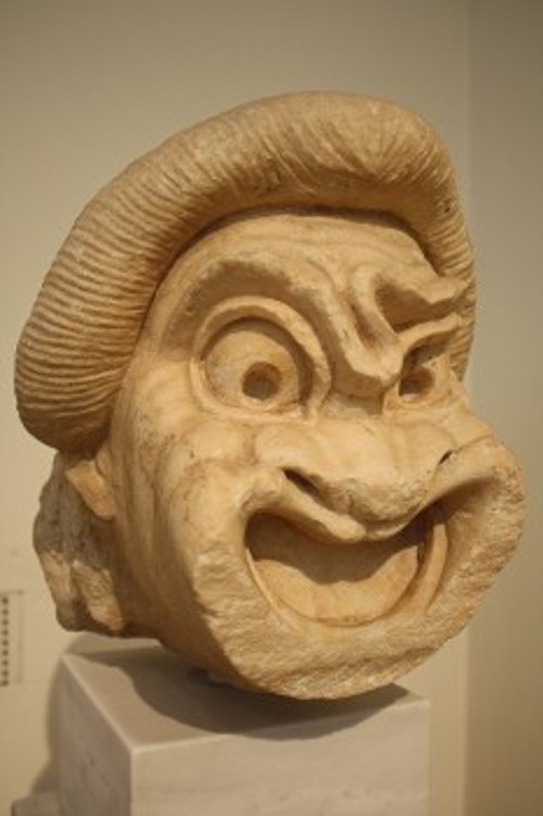 Μαρμάρινη από πεντελικό μάρμαρο κωμική μάσκα του 2ου αι. π.Χ., που βρέθηκε κοντά στην Πύλη του Διπύλου (Συλλογή Εθνικού Αρχαιολογικού Μουσείου)