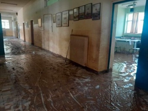 Σχολείο στη Φαλάνη Λάρισας μέσα στη λάσπη