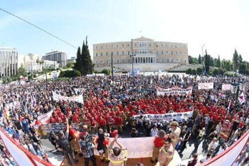 Μία από τις μεγαλύτερες απεργιακές κινητοποιήσεις πραγματοποιείται ενάντια στον αντεργατικό όλεθρο της πολλαπλής απασχόλησης και της απογείωσης της «ευελιξίας»