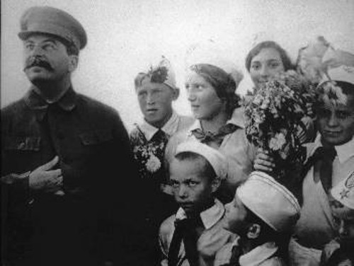 Ο Στάλιν με παιδιά το 1930