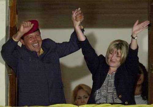 Ο Ούγο Τσάβες πανηγυρίζει μετά την ανακοίνωση των αποτελεσμάτων