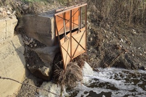 15 μέρες μετά την πλημμύρα τα κανάλια στον Παλαμά παραμένουν ακαθάριστα, προετοιμάζοντας το έδαφος για μια ενδεχόμενη νέα καταστροφή