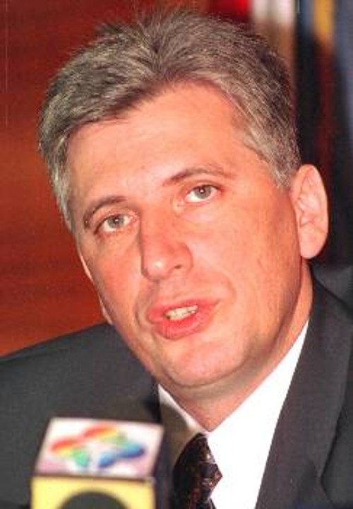 Ο Γιουγκοσλάβος υπουργός Πληροφόρησης ενώ ανακοινώνει τη σύλληψη των τεσσάρων Ολλανδών