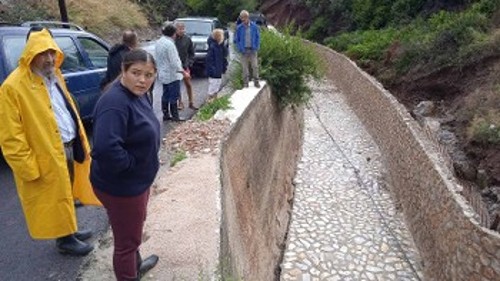 Κάτοικοι δείχνουν στον Γ. Μαρίνο το έργο στη Λίμνη που έγινε «πλημμυρικό» αντί να αποτρέψει την πλημμύρα