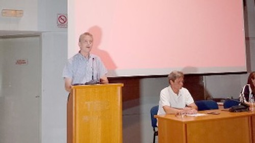 Στο βήμα ο Τ. Τσιαπλές, δίπλα ο Απ. Ριζόπουλος