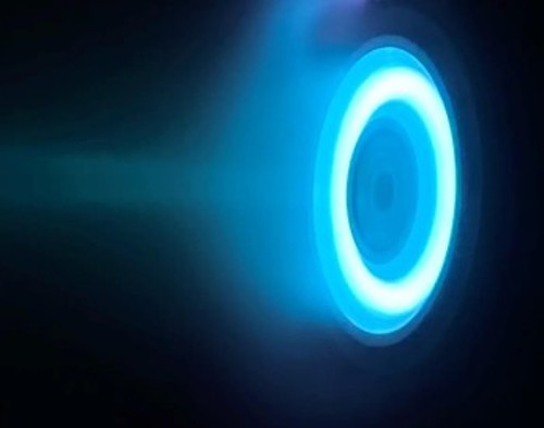 Κινητήρας ιόντων σαν αυτόν της διαστημοσυσκευής «Ψυχή» σε λειτουργία. Το ιονισμένο αέριο ξένον, που επιταχύνεται από τον κινητήρα, εκπέμπει ένα χαρακτηριστικό γαλάζιο φως