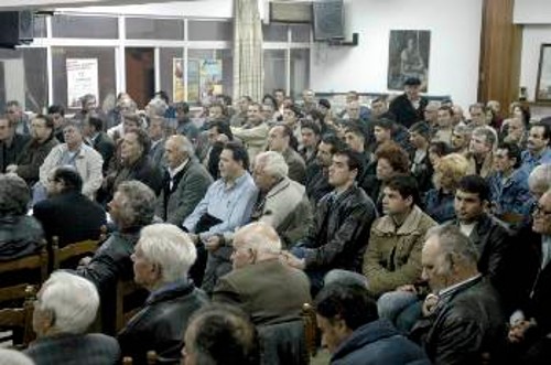 Δεν ήταν «γκλάμουρ» αυτοί που μαζεύτηκαν χτες στο Συνδικάτο. Ηταν εργάτες, που ξέρουν πως δεν κουνιέται φύλλο, άμα δε δουλέψουνε τα χέρια τους