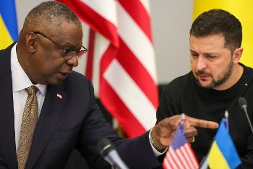 Ο Αμερικανός υπουργός Αμυνας με τον Β. Ζελένσκι στη χτεσινή συνεδρίαση της «Ομάδας Επαφής»