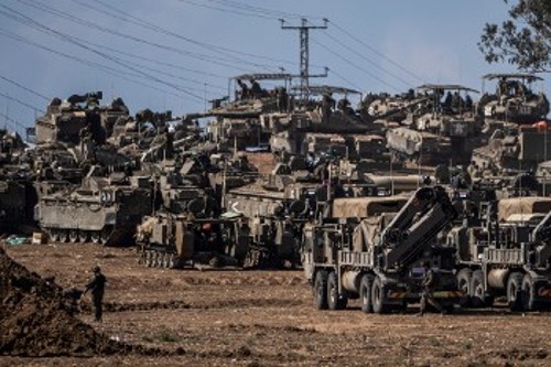 Ισραηλινά τεθωρακισμένα στα σύνορα με τη Γάζα