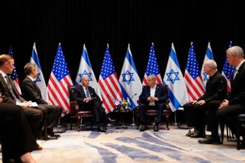 Η κυβέρνηση Μπάιντεν δηλώνει ότι θα κάνει τα πάντα για την υπεράσπιση της ασφάλειας του Ισραήλ (φωτ. από την επίσκεψη του Αμερικανού Προέδρου στο Ισραήλ τον περασμένο Οκτώβρη)