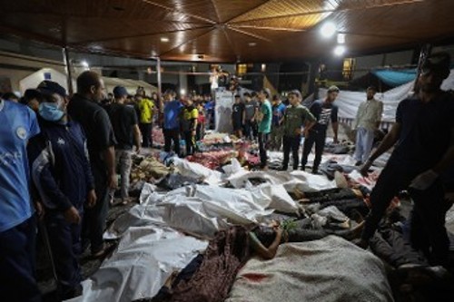 Ο Αμερικανός Πρόεδρος αναπαρήγαγε την ισραηλινή προπαγάνδα για τη νέα θηριωδία του κατοχικού στρατού με τον βομβαρδισμό του νοσοκομείου στη Γάζα