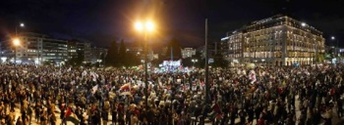 Λαοθάλασσα μπροστά στη Βουλή