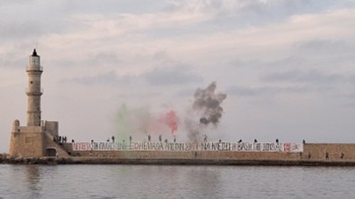 Πανό στο λιμάνι των Χανίων