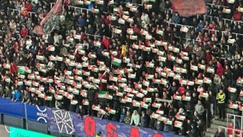Οι παλαιστινιακές σημαίες των οπαδών της Οσασούνα στον αγώνα με τη Γρανάδα στην Ισπανία