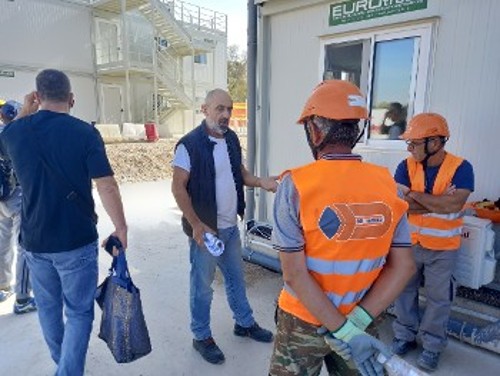 Συζήτηση με οικοδόμους σε εργοτάξιο της Αθήνας