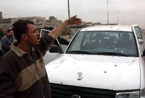 Το αυτοκίνητο των σωματοφυλάκων του κυβερνήτη της Βαγδάτης διάτρητο από τις σφαίρες της ιρακινής αντίστασης