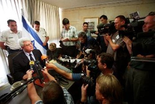 Ο Λεβί μιλά στους δημοσιογράφους μετά την παραίτησή του