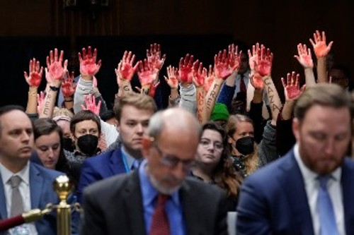 ΗΠΑ - Διαμαρτυρία ενάντια στη σφαγή στη Γάζα μέσα σε συνεδρίαση της Γερουσίας