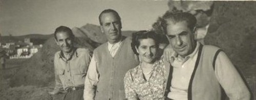 Οι εξόριστοι (από αριστερά), στην παραλία του Αη Στράτη: Μενέλαος Λουντέμης, Γιάννης Ιμβριώτης, Κατίνα Φωτιάδη, Δημήτρης Φωτιάδης («Ελληνικό Λογοτεχνικό και Ιστορικό Αρχείο»)