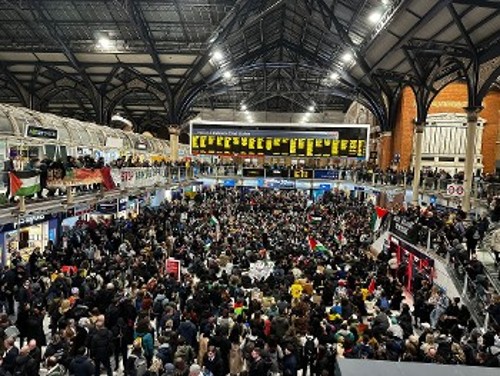 Εκατοντάδες διαδηλωτές κατέλαβαν σιδηροδρομικό σταθμό του Λονδίνου, πραγματοποιώντας συγκέντρωση αλληλεγγύης στον παλαιστινιακό λαό